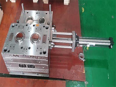 Unscrewing mold ready to ship