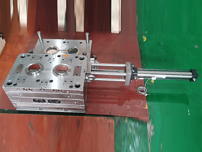 Unscrewing mold