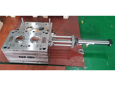 Unscrewing mold